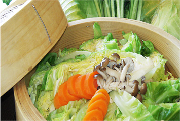 キャベツのセイロ蒸し／嬬恋キャベツを主に県産のしめじ、にんじんが入っています