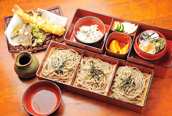 大名そば （そばの実ごはん付き) 1510円：まいたけ・大根・ねぎ　群馬県産野菜