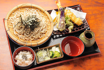 天ざるそば（そばの実ごはん付き) 1200円：なす・ねぎ　群馬県産野菜使用