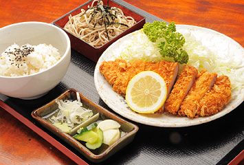 ロースかつ定食（そばの実ごはん付き) 1000円：群馬県産豚肉クィーンポーク・キャベツ・群馬県産野菜使用
