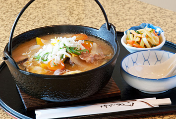 味噌仕立てのすいとん ¥735 （大根、にんじん、長ネギ、豚肉、かぼちゃ、ナス入り）