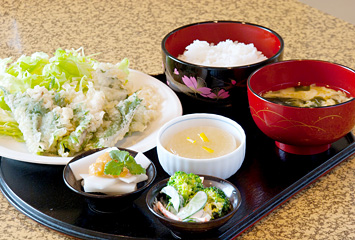 日替わりランチ ¥924 （メイン1品、付け合わせ３品、ご飯、みそ汁、ドリンク）