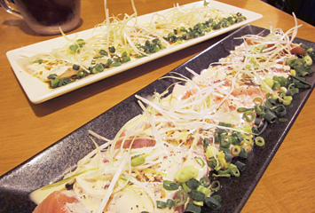 まぐろの黒コショウ風味 真鯛のカルパッチョ（県産の長ネギが味を引き立てる）