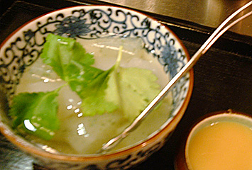 すくいあげ刺身こんにゃく 700円：下仁田産のこんにゃく独持の食感