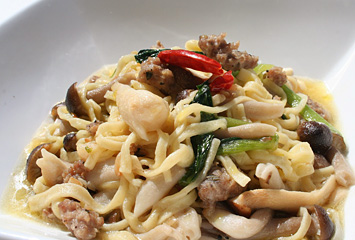 自家製ソーセージとキノコのタリオーニ（上州豚と香草の自家製ソーセージ。県産キノコを細麺の手打ちパスタで）