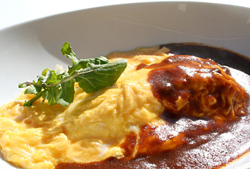 ふわとろオムライス デミグラスソース（県産卵と牛乳でふわとろに仕上げたオムライス）