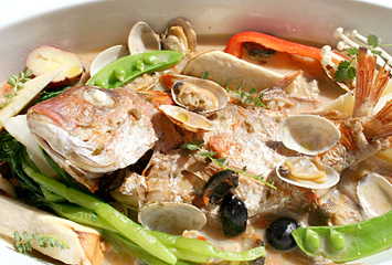 1本魚のアクアパッツァ（魚1匹をまるごと使い、県産の野菜とじっくり煮込みました。）