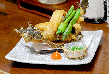 カレイ唐揚げ(付け合わせの野菜も新鮮)