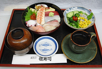 ちらしランチ（ランチメニュー・平日のみ） 1,000円：サラダ・おしんこ・群馬県産野菜使用