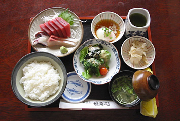 刺身定食（通常メニュー） 1,300円：サラダ・おしんこ・群馬県産野菜使用