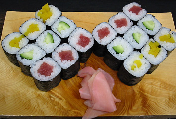 三色巻き（通常メニュー） 1,000円：キュウリ・群馬県産使用