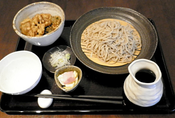 野菜天丼とそばのセット 900円：群馬県産野菜の天ぷら４個の天丼と、おそばのセット 
