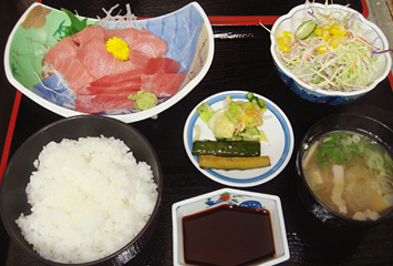  刺身定食 1,100円：サラダ・おしんこ、群馬県産