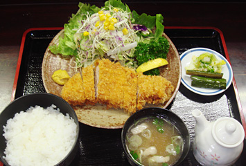 ロースカツ定食 1,050円：群馬県産豚ロース肉・サラダ・おしんこ、群馬県産野菜使用