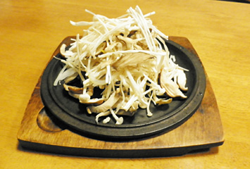 きのこ三昧：¥520（地元産のしいたけ・舞茸・えのき・地野菜）