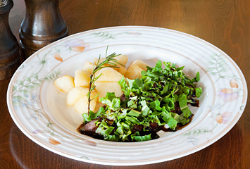 上州牛のタリアータ バルサミコソース ルッコラ添え（上州牛のたたき、県産野菜使用）