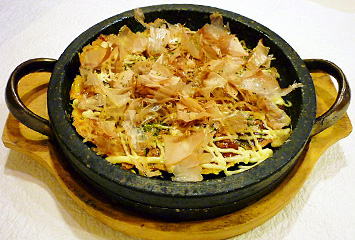 石焼きお好み焼き ¥720(当店自慢の大和芋たっぷりの生地のあつあつお好み焼き)