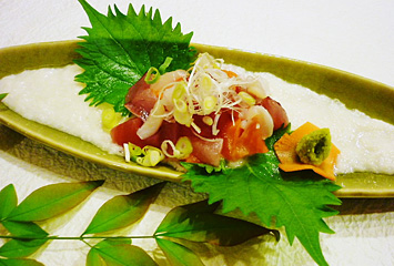 海鮮やまかけ ¥580(地元太田産の大和芋を使用したおすすめの一味)