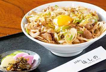 豚卵丼 ¥500（赤城山三元豚使用）長ネギと卵でマイルドに