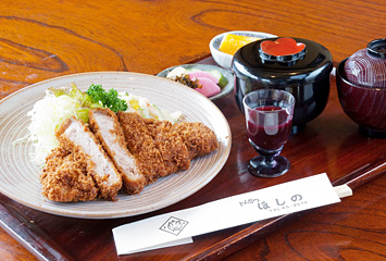 ロースカツ定食 ¥1,575（桐生産やまと豚使用）