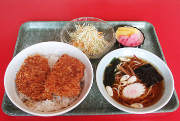 カツ丼セット(カツ丼に半ラーメンのセット）　¥830：県産豚肉、自家栽培毎米、自家栽培野菜