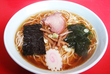 ラーメン ¥530：チャーシュー群馬県産豚肉使用・麺は、自家製手打ち麺