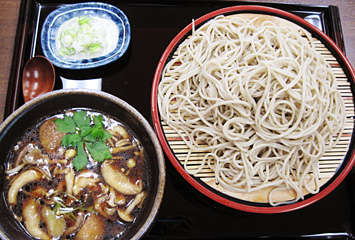 きこりせいろ ¥950：５種類の県産きのこが入った、温かい汁で食べるおそば