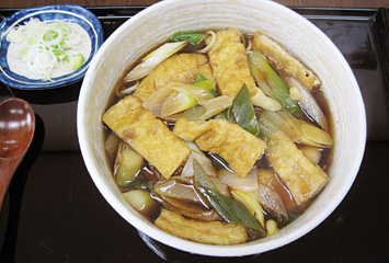 下仁田ねぎなんそば ¥900：下仁田ねぎと油揚げの入った、温かいおそば