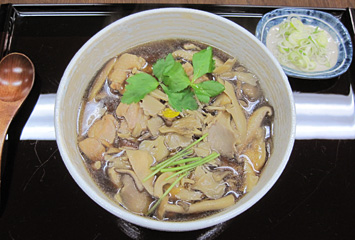 きこりそば ¥950：５種類の県産きのこが入った、温かいおそば