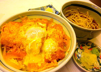 地かつセット ¥890／県産の豚肉を使用しています。当店人気メニューです。