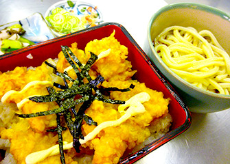 地鶏天重セット ¥930／「はるなうめそだち」を使用した、鶏肉の天重です。ボリューム満点で男性に人気のあるメニューです。