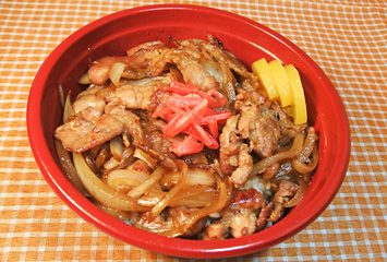 焼肉丼：群馬県産豚肉・玉ねぎ