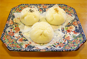 もっちりマン 各¥200（皮に太田市産大和芋を入れて、しっとりもっちり具も手作り。肉まん、あんまん、カレー、ピザ、エビチリがあります。）