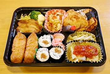 お弁当（県産野菜を使って手作りで作っています。）