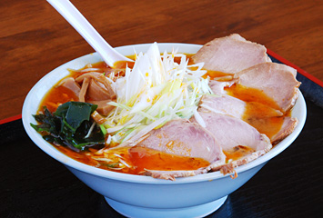 辛口ネギミソチャーシーメン ¥890（チャーシューとネギの相性抜群）