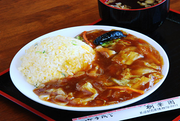 うま煮付チャーハン ¥780（野菜たっぷりのうま煮が人気）