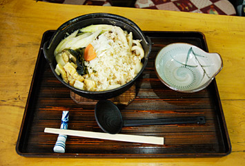 鍋焼うどん (900円)：群馬県産うどん粉使用、手打、出汁は本鰹節から丁寧にとっています