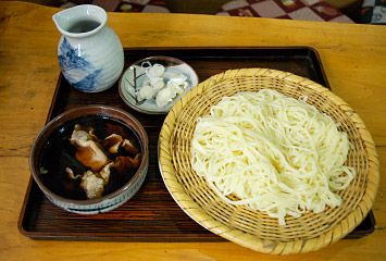 ざるうどん (700円)：群馬県産うどん粉使用、手打、出汁は本鰹節から丁寧にとっています