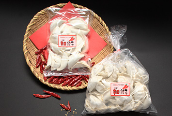 辛口餃子 20入 ¥720 / 50入 ¥1,550 [県産野菜使用]（2種類の唐辛子をブレンドして作り上げた激辛餃子。お酒のお供に最適。）
