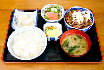 モツ煮定食 ¥800（県産ホルモンをじっくり煮込んだ定番メニュー。女性にも人気。）