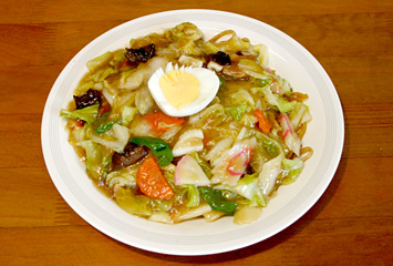 五目焼きそば ¥900（とにかく具だくさん。エビや県産や左右がたっぷり）