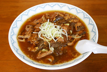 モツ煮ラーメン ¥750（当店自慢のモツ煮をラーメンで。くせがなくおいしい（県産ホルモン））