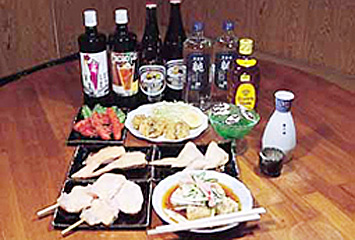 焼鳥・かしら焼き(手前左:新鮮な素材を使用)/揚げ出し豆腐(手前中央:手作りの味)/地酒(赤城山)