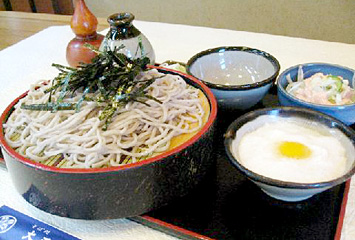 とろろそば・うどん（冷） ¥890（地元・太田尾島のやまといも使用）