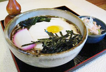 とろろそば・うどん（温） ¥890（地元・太田尾島のやまといも使用）