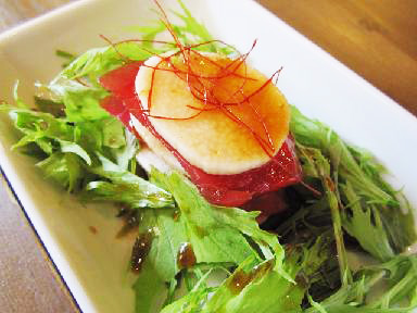 鮪と大和芋のミルフィーユ ¥500（まぐろと大和芋を重ね、わさびドレッシングで「ツ〜ン！」）