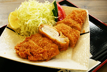 ロースはさみ揚げ ¥700（芋豚ロース肉の間に玉ねぎをはさみました。）