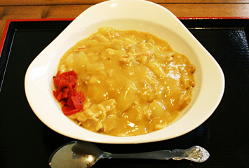 カレーライス ¥500（創業当時からの昔ながらの黄色いカレーです。（県産米・県産豚肉使用））