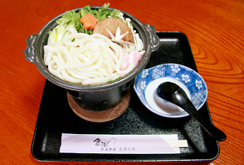 うどん入り 上州地鶏鍋 ¥700（うどん、鶏肉、春菊、しいたけ、ネギ、エノキ）