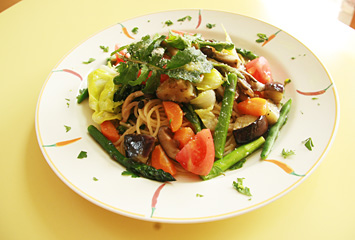 アンチエイジングスパゲティー ¥830+Tax （人参、きのこ、トマト、アスパラガス、キャベツ、しょうが、ルッコラ）